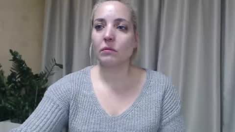 Snapshot of ohsweetmari chatting on 10/17/25, 03:47 Mari online show from 10/17/25, 03:47