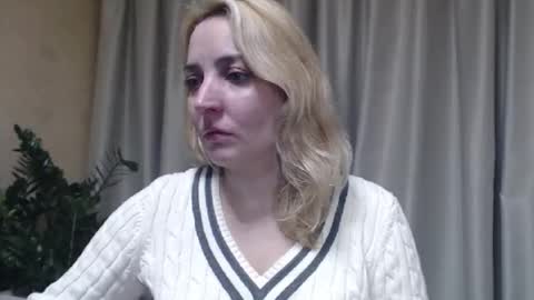 Snapshot of ohsweetmari chatting on 10/22/25, 04:07 Mari online show from 10/22/25, 04:07