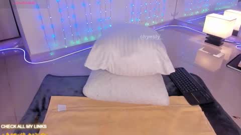 ohyesly_ online show from 11/06/25, 11:00