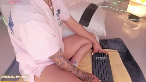 ohyesly_ online show from 01/13/26, 10:09