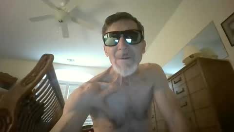 Snapshot of oldbuttsexy chatting on 04/25/26, 11:24 oldbuttsexy online show from 04/25/26, 11:24