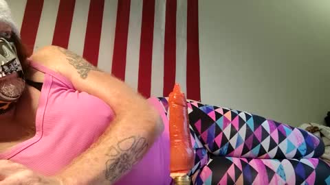 Snapshot of olewrench945706 chatting on 10/04/25, 01:14 Laura online show from 10/04/25, 01:14