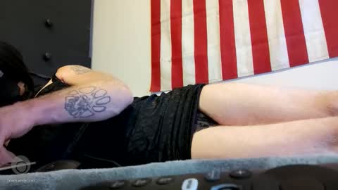 Snapshot of olewrench945706 chatting on 10/25/25, 04:20 Laura online show from 10/25/25, 04:20