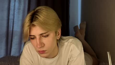 Snapshot of oliver_star_boy chatting on 06/14/26, 11:23 oliver online show from 06/14/26, 11:23