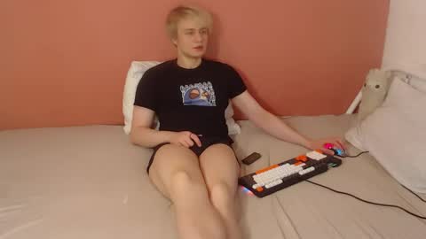 Snapshot of oliver_sweet_ chatting on 04/23/26, 01:18 Oliver online show from 04/23/26, 01:18