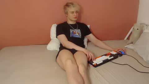 Snapshot of oliver_sweet_ chatting on 04/25/26, 01:19 Oliver online show from 04/25/26, 01:19