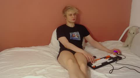 Snapshot of oliver_sweet_ chatting on 05/08/26, 01:33 Oliver online show from 05/08/26, 01:33