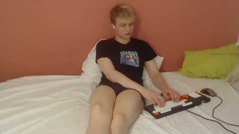 Snapshot of oliver_sweet_ chatting on 06/12/26, 01:26 Oliver online show from 06/12/26, 01:26