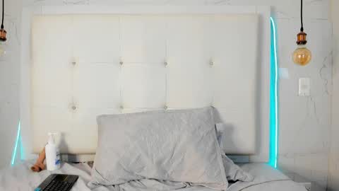  olivia  online show from 11/21/25, 09:13