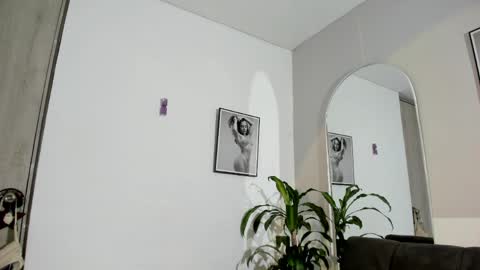 Snapshot of olivia_collisn chatting on 05/15/26, 11:28 Olivia Collins online show from 05/15/26, 11:28