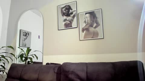 Snapshot of olivia_collisn chatting on 05/18/26, 11:27 Olivia Collins online show from 05/18/26, 11:27