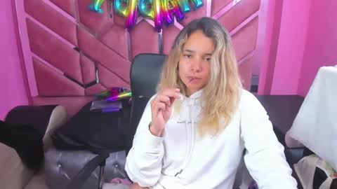  OLIVIA  online show from 02/05/25, 06:35