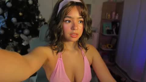 Snapshot of olivia_xd_ chatting on 11/18/25, 08:19 Olivia online show from 11/18/25, 08:19