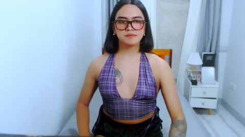 Snapshot of olivia_xxo chatting on 07/16/26, 10:49 olivia_xxo online show from 07/16/26, 10:49