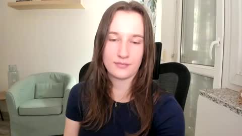 Snapshot of oliviaaa2003 chatting on 02/06/25, 07:29 Oliwiaa2004 online show from 02/06/25, 07:29