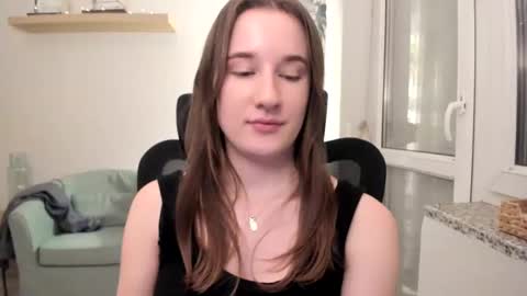 Snapshot of oliviaaa2003 chatting on 02/16/25, 09:16 Oliwiaa2004 online show from 02/16/25, 09:16