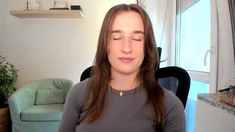 Snapshot of oliviaaa2003 chatting on 09/09/25, 12:48 Oliwiaa2004 online show from 09/09/25, 12:48