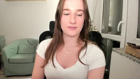 Snapshot of oliviaaa2003 chatting on 09/16/25, 07:04 Oliwiaa2004 online show from 09/16/25, 07:04