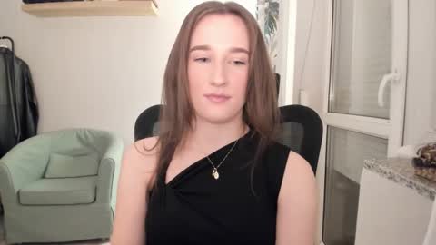 Snapshot of oliviaaa2003 chatting on 11/15/25, 04:25 Oliwiaa2004 online show from 11/15/25, 04:25