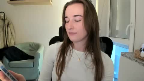 Snapshot of oliviaaa2003 chatting on 12/21/25, 12:12 Oliwiaa2004 online show from 12/21/25, 12:12