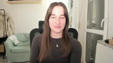 Snapshot of oliviaaa2003 chatting on 02/15/26, 04:58 Oliwiaa2004 online show from 02/15/26, 04:58