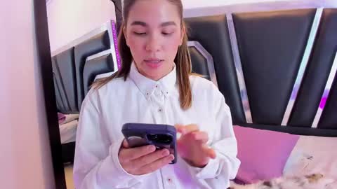 Snapshot of oliviacameron chatting on 02/28/25, 09:12 OLIV online show from 02/28/25, 09:12