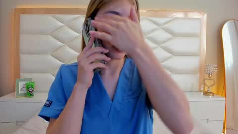 Snapshot of oliviacameron chatting on 06/06/26, 06:12 OLIV online show from 06/06/26, 06:12
