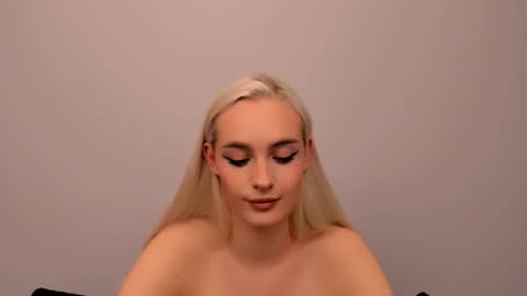 oliviaBeauty online show from 11/17/25, 07:41