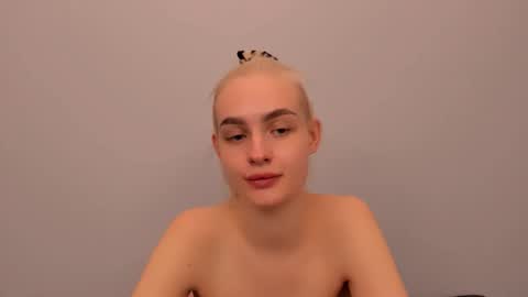 oliviaBeauty online show from 12/22/25, 07:33