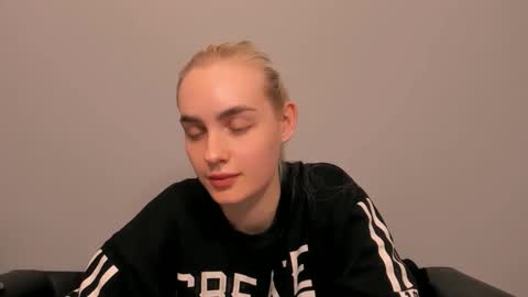 oliviaBeauty online show from 02/25/26, 07:01