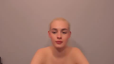 Snapshot of oliviahappy chatting on 03/15/26, 09:10 oliviaBeauty online show from 03/15/26, 09:10