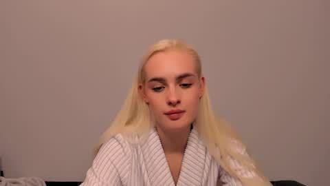 Snapshot of oliviahappy chatting on 03/16/26, 08:24 oliviaBeauty online show from 03/16/26, 08:24