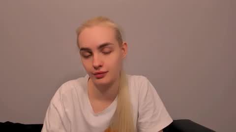 Snapshot of oliviahappy chatting on 03/23/26, 01:15 oliviaBeauty online show from 03/23/26, 01:15