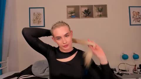 Snapshot of oliviahappy chatting on 04/15/26, 07:58 oliviaBeauty online show from 04/15/26, 07:58