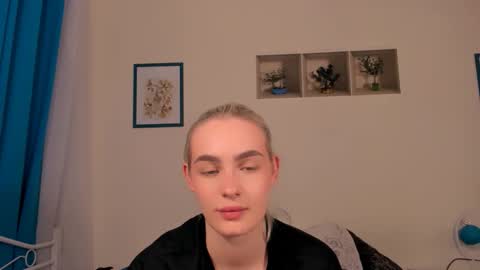 Snapshot of oliviahappy chatting on 04/18/26, 07:58 oliviaBeauty online show from 04/18/26, 07:58