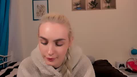 Snapshot of oliviahappy chatting on 04/19/26, 06:21 oliviaBeauty online show from 04/19/26, 06:21