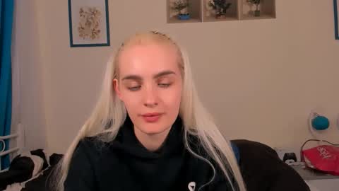Snapshot of oliviahappy chatting on 04/20/26, 06:53 oliviaBeauty online show from 04/20/26, 06:53