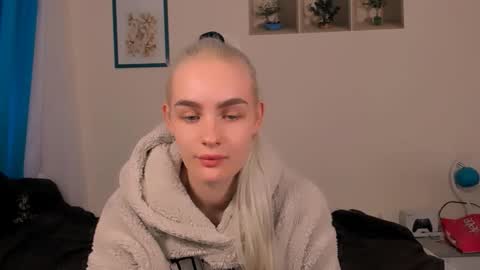 Snapshot of oliviahappy chatting on 04/25/26, 01:36 oliviaBeauty online show from 04/25/26, 01:36