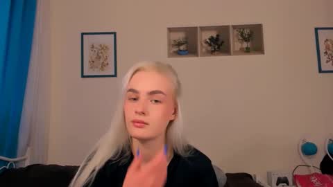 Snapshot of oliviahappy chatting on 04/26/26, 01:42 oliviaBeauty online show from 04/26/26, 01:42