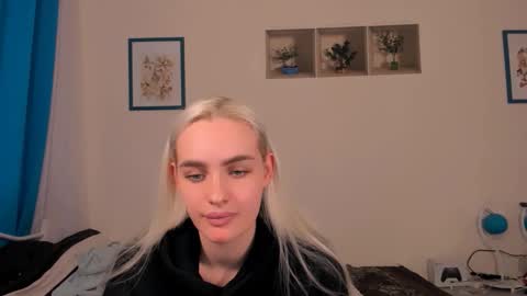 Snapshot of oliviahappy chatting on 05/13/26, 01:30 oliviaBeauty online show from 05/13/26, 01:30