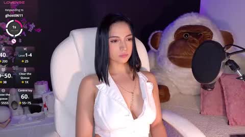 Olivia Mcneill  online show from 02/08/25, 11:45