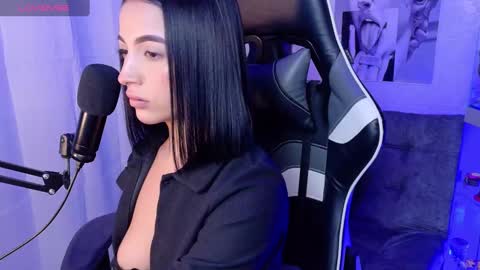 Olivia Mcneill  online show from 03/07/25, 03:19