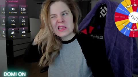 Snapshot of oliviamunk chatting on 12/17/24, 02:55 . online show from 12/17/24, 02:55