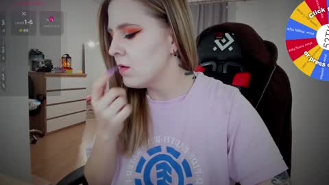 Snapshot of oliviamunk chatting on 12/27/24, 12:12 . online show from 12/27/24, 12:12