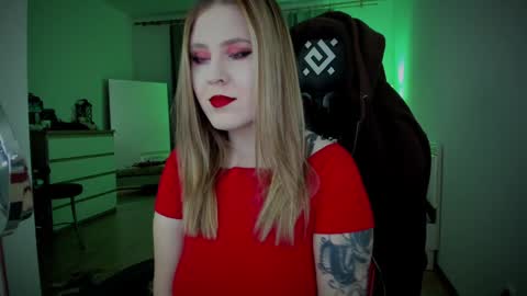 Snapshot of oliviamunk chatting on 12/29/24, 03:33 . online show from 12/29/24, 03:33