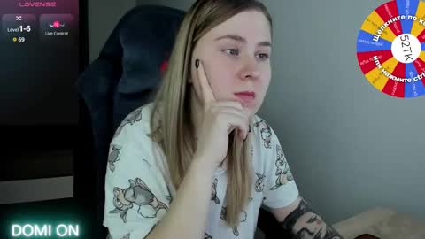 Snapshot of oliviamunk chatting on 02/15/25, 04:03 . online show from 02/15/25, 04:03