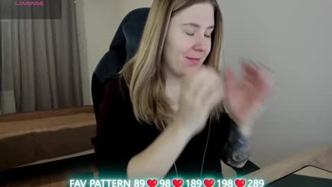 Snapshot of oliviamunk chatting on 03/03/25, 03:52 . online show from 03/03/25, 03:52