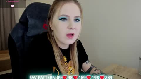 Snapshot of oliviamunk chatting on 03/05/25, 04:45 . online show from 03/05/25, 04:45
