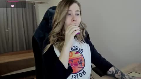 Snapshot of oliviamunk chatting on 03/07/25, 03:40 . online show from 03/07/25, 03:40