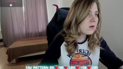 Snapshot of oliviamunk chatting on 03/07/25, 09:51 . online show from 03/07/25, 09:51